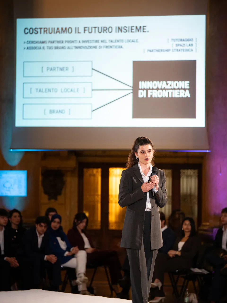 La presentazione di BioBrick sul palco, con la sala piena