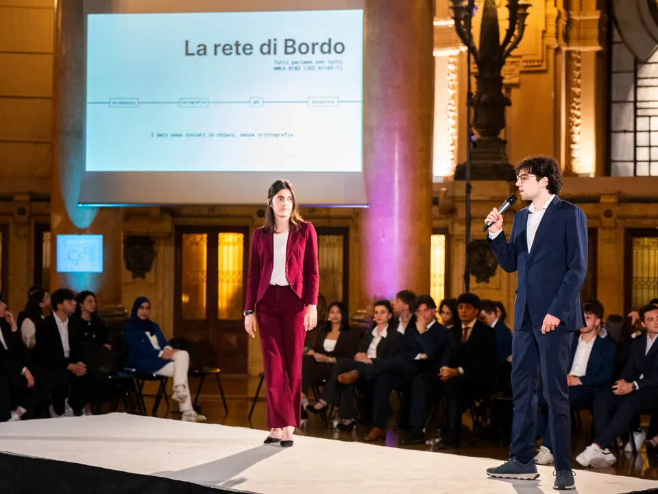 La presentazione di Cyber, con uno schema della rete di bordo sullo schermo