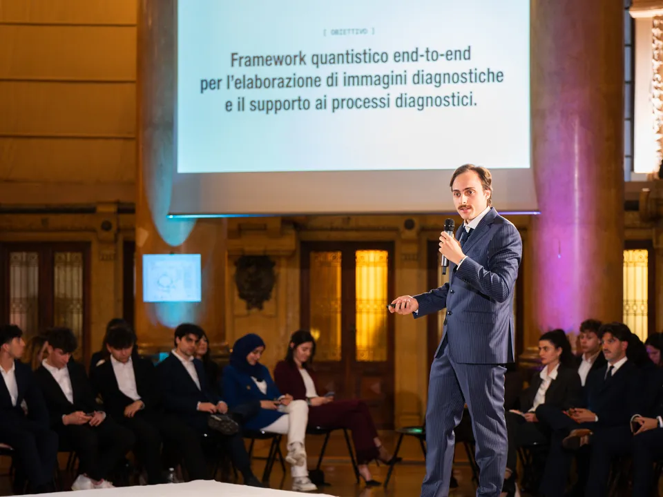 La presentazione di Quantum sul palco, con la sala piena