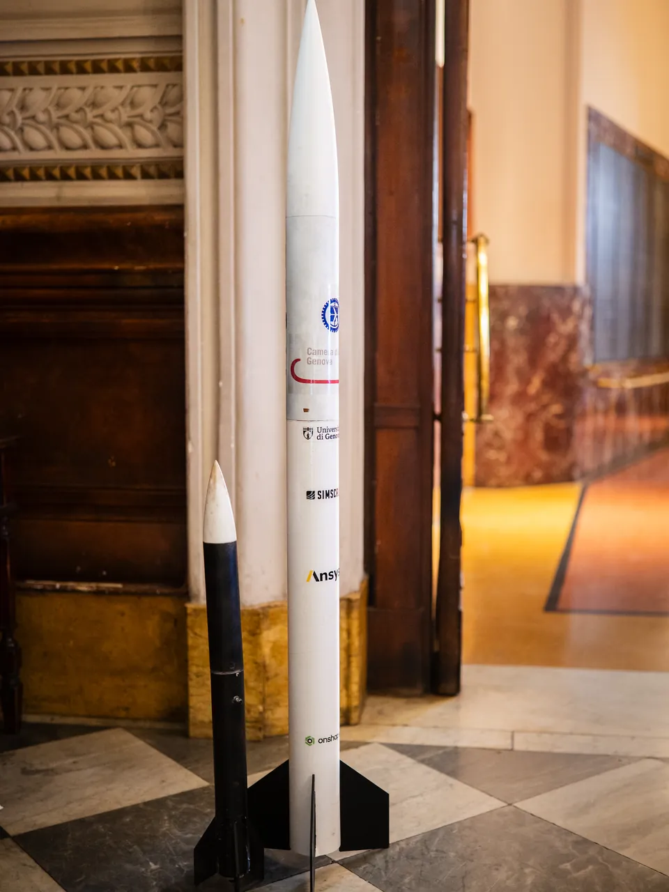 Due razzi in piedi nella sala di Palazzo della Borsa