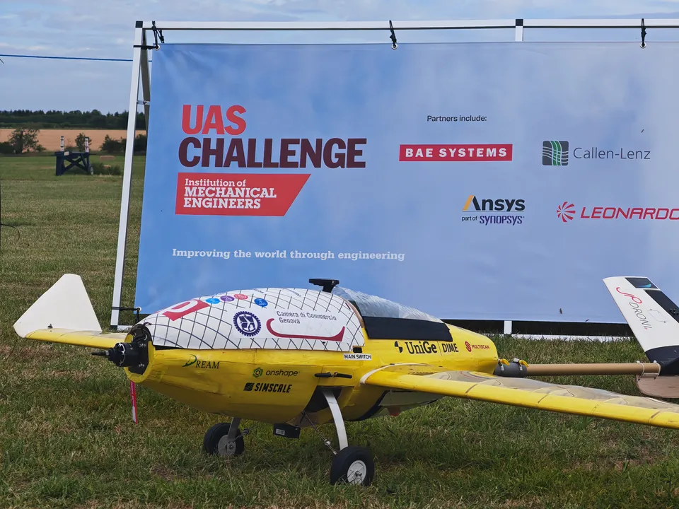 Il drone davanti allo striscione della UAS Challenge