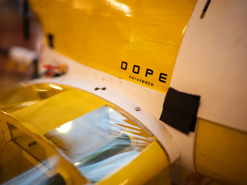 Il muso giallo del drone con la scritta DOPE, da vicino
