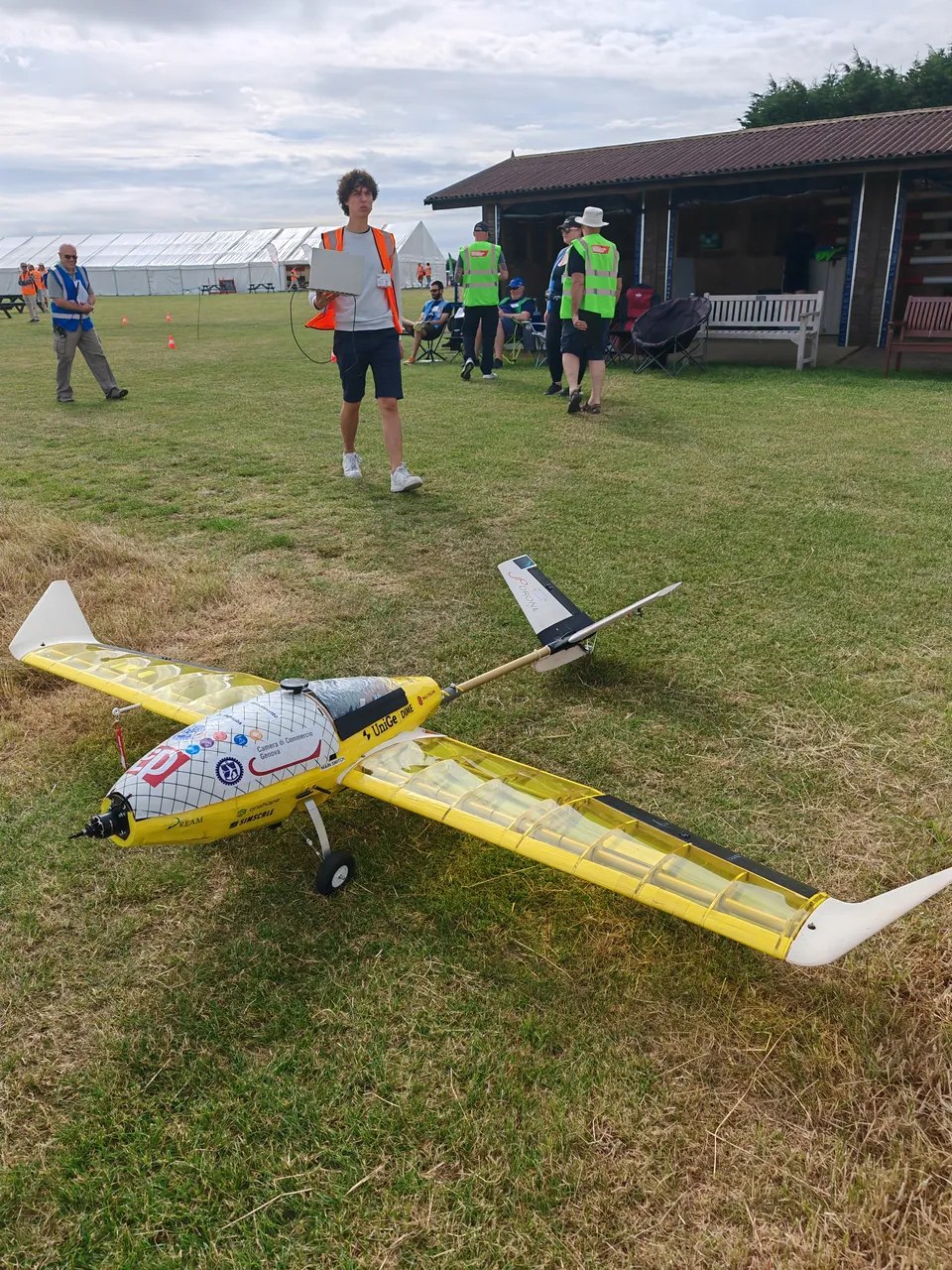 Il drone sul prato del campo di gara, con lo staff in giubbotto