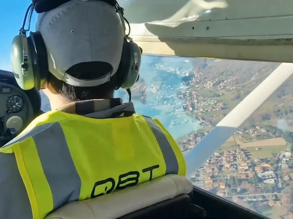 In der Kabine des fliegenden Flugzeugs, mit der Stadt unter den Flügeln