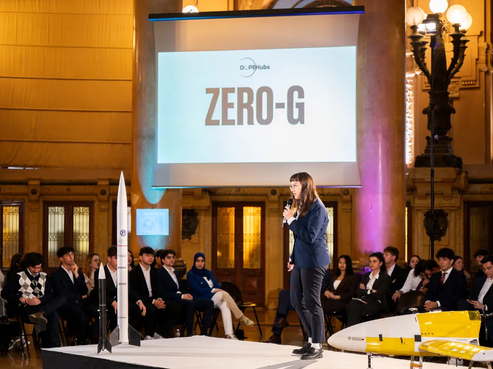 La presentazione di Zero-G sul palco, accanto ai razzi