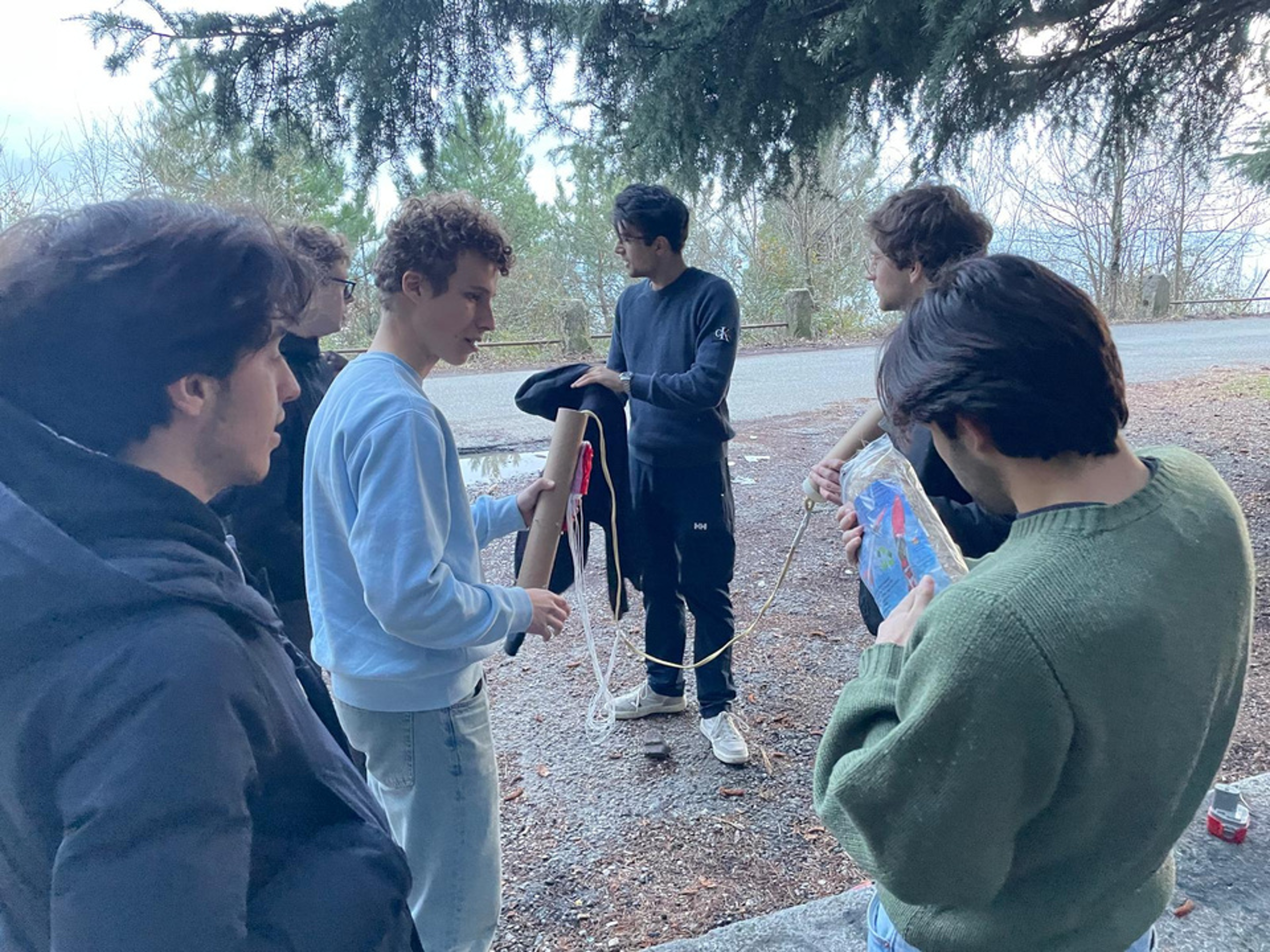 immagine di sfondo del team rocket con il loro prototipo di razzo