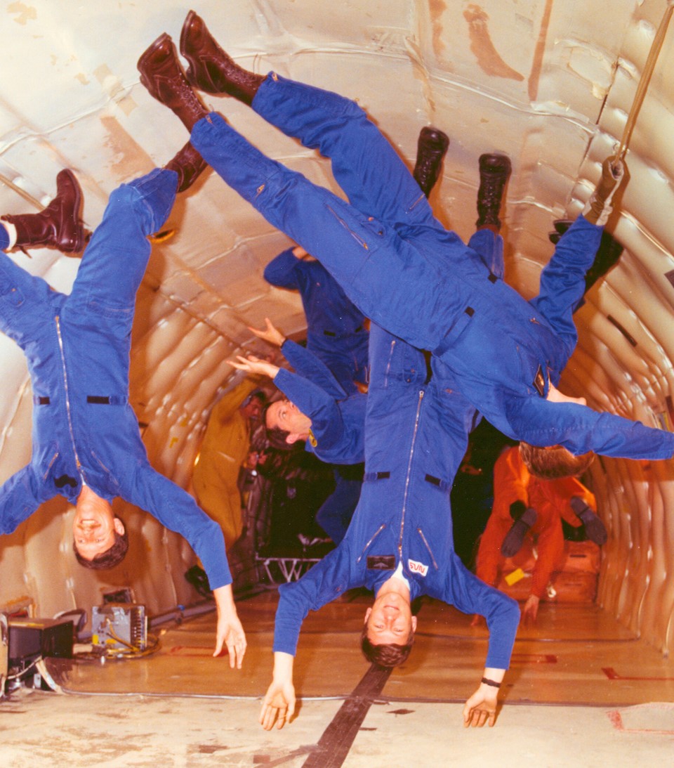 immagine di sfondo con persone in assenza di gravità